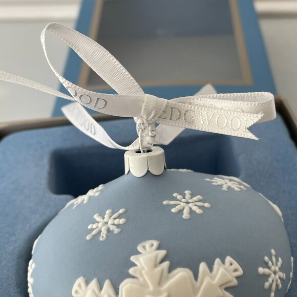 Wedgewood Jasperware Blue Snowflake Ball Ornament in Original Box Retired 2007 - Picture 7 of 10